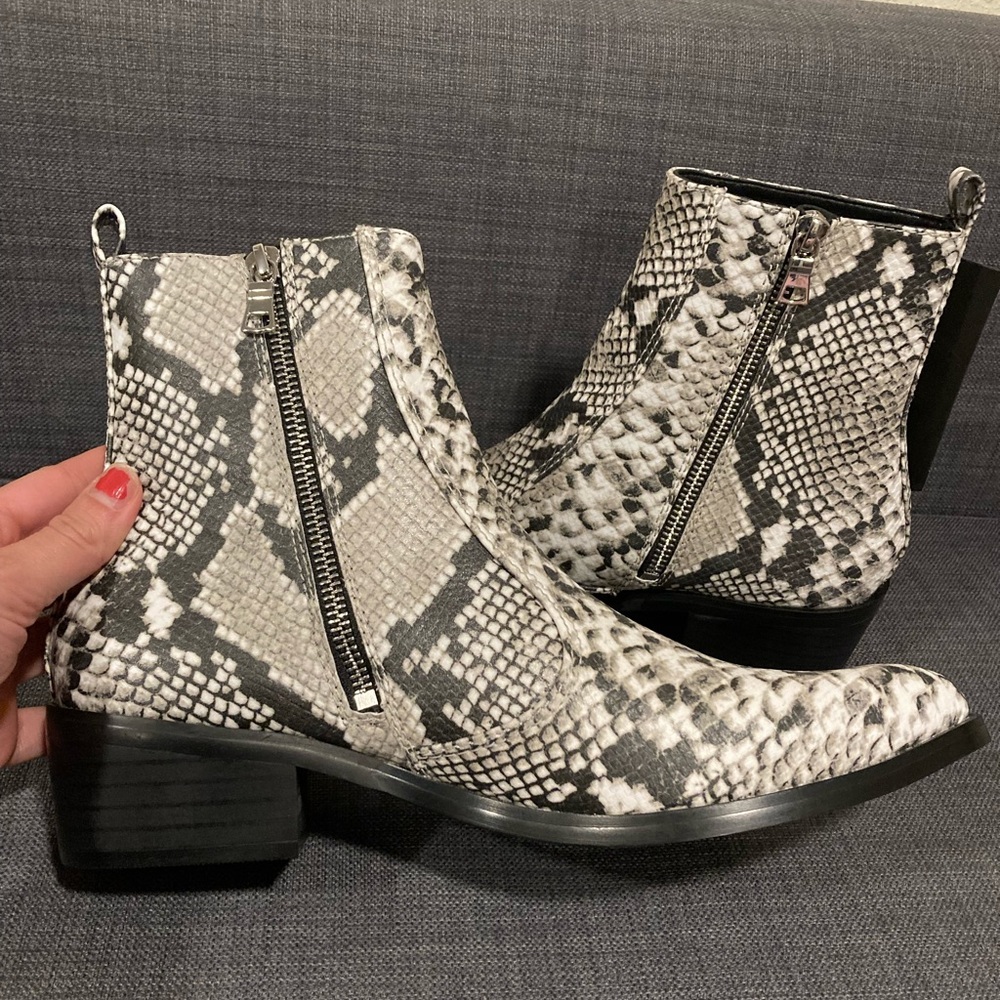 Straight to Hell vegan snake skin boots. NWT. Size 9w